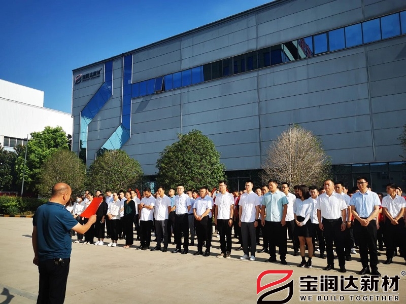 吳書記向抗洪搶險救災(zāi)的寶潤達致詞感謝